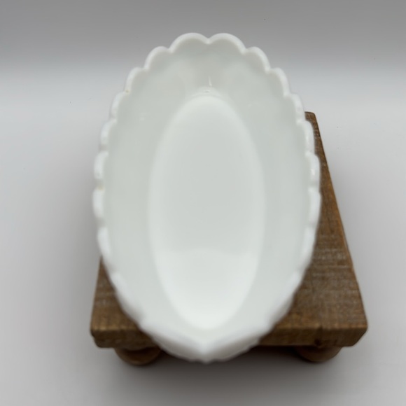 Vintage Westmoreland White Milk Glass Scalloped Edge Dish with Grape Design - Picture 4 of 8